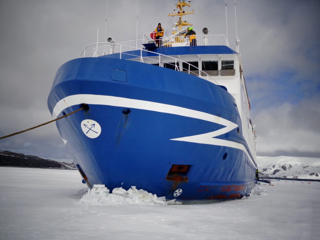 A ship in Antarctica - PixaHive