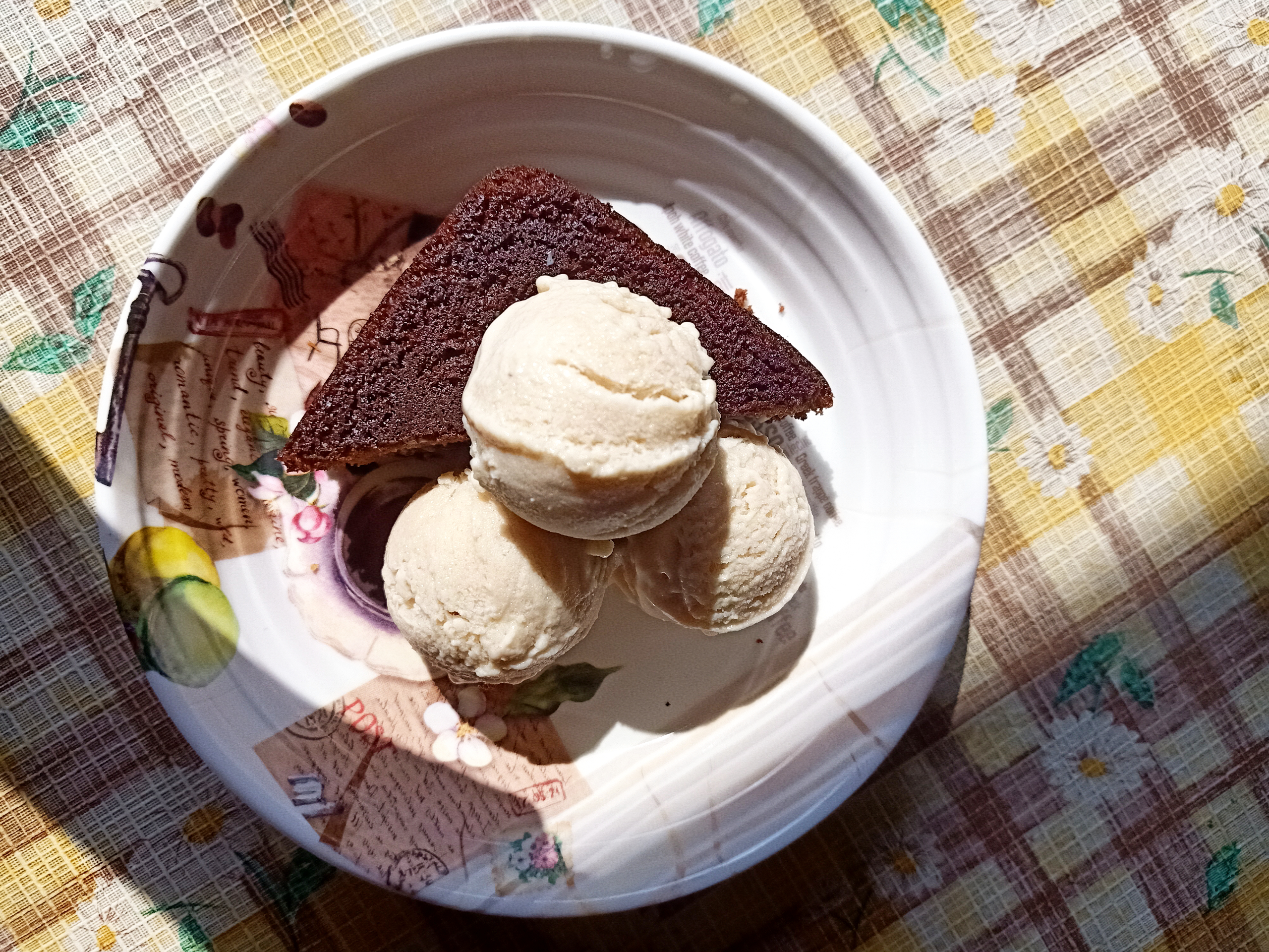 Chocolate Brownie with vanilla bean ice cream