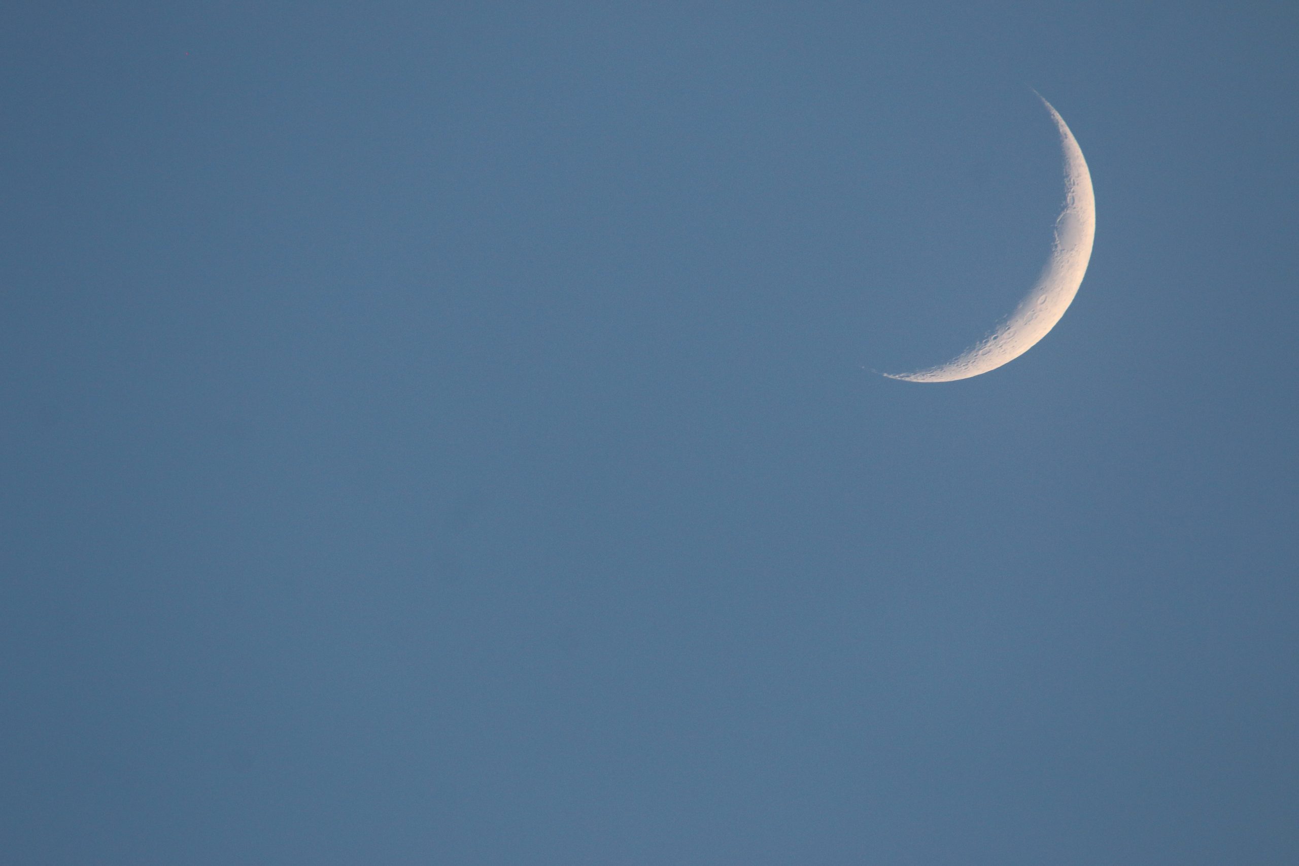 A picture of crescent moon