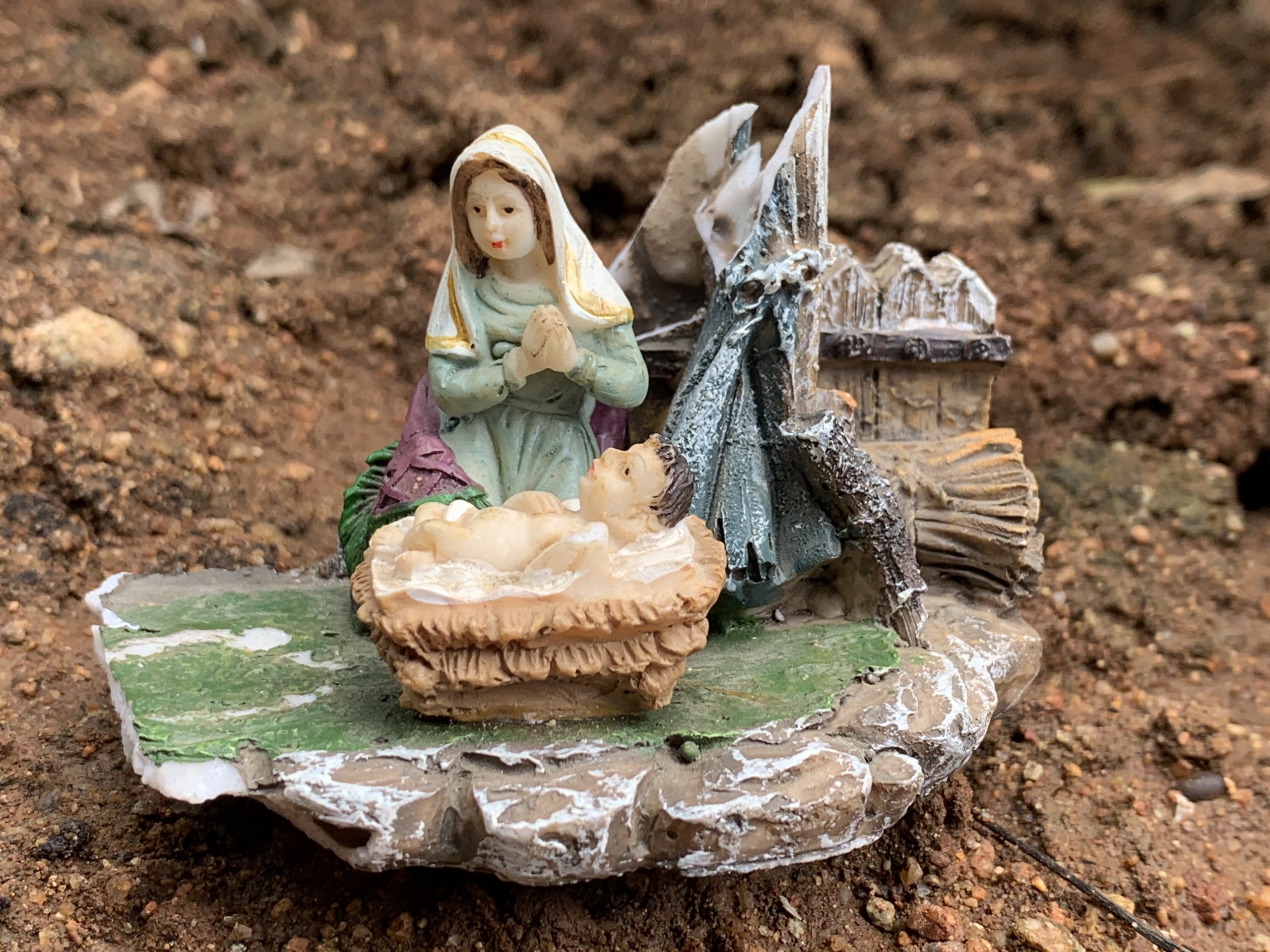 baby jesus and mother mary figurine