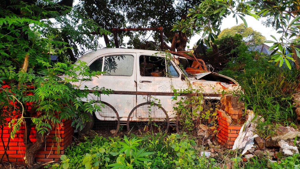 Old Damaged Car - PixaHive