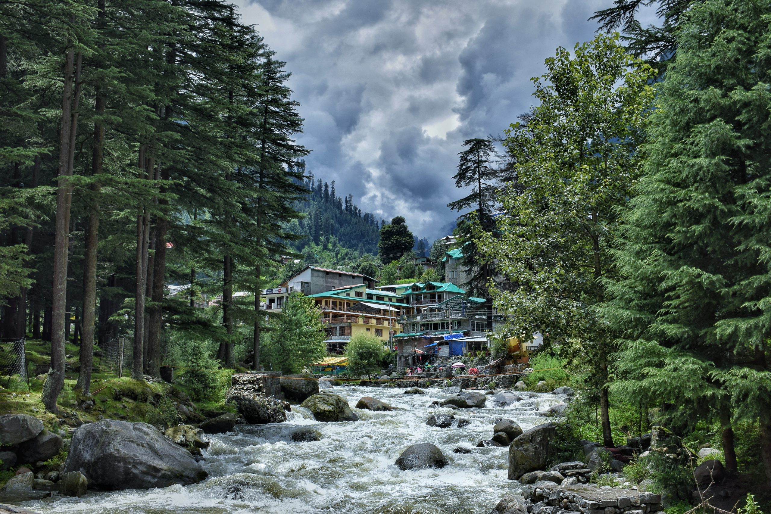 Parvati River flowing through the valley.