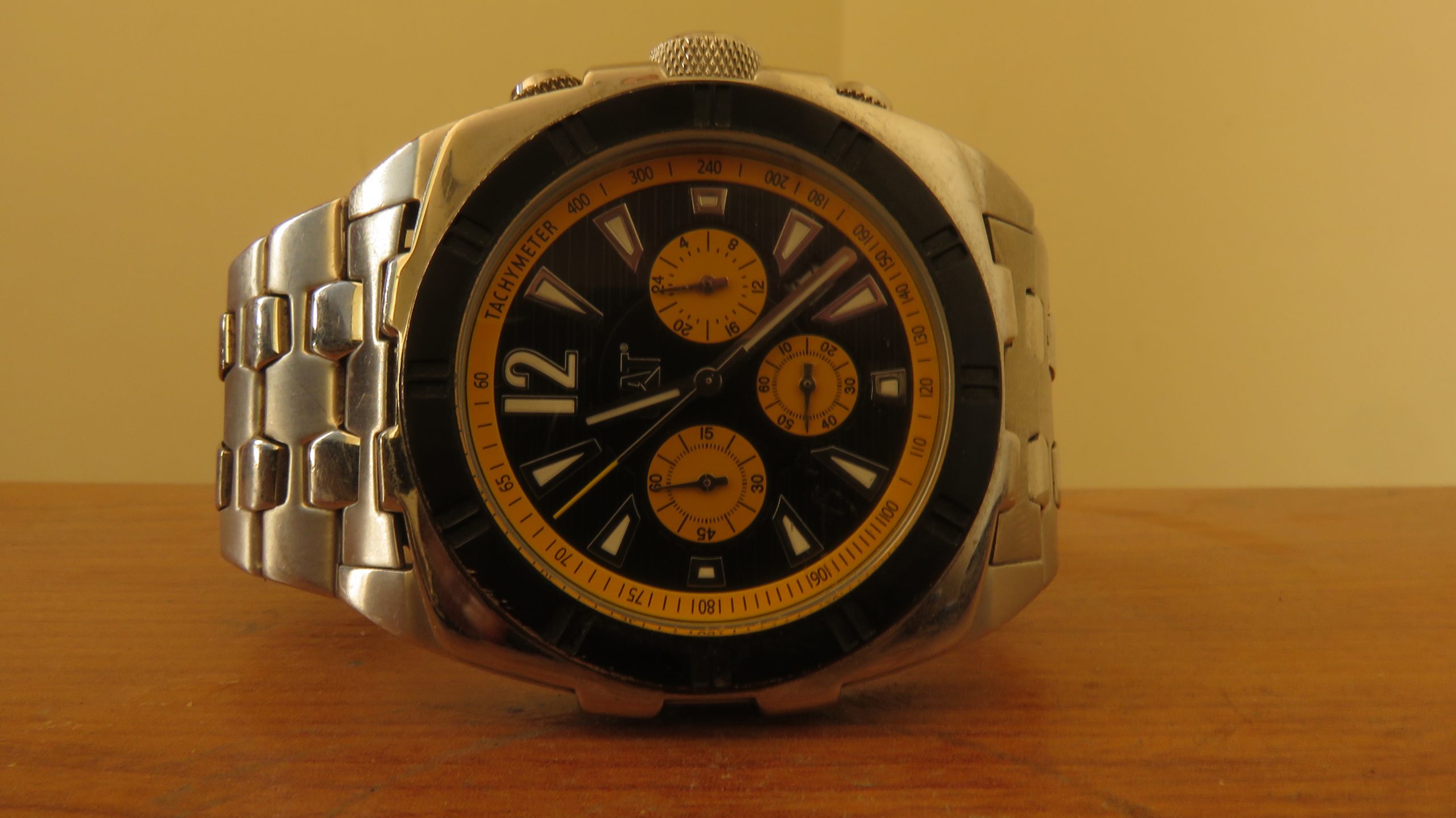 An analog wristwatch