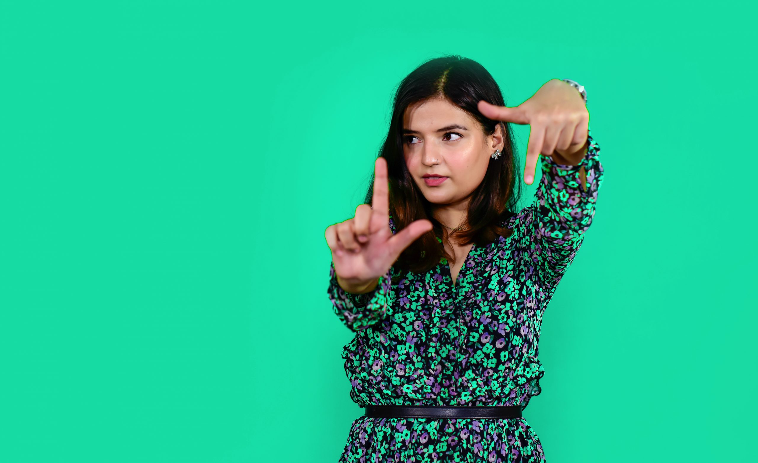 A girl making frame with her hands