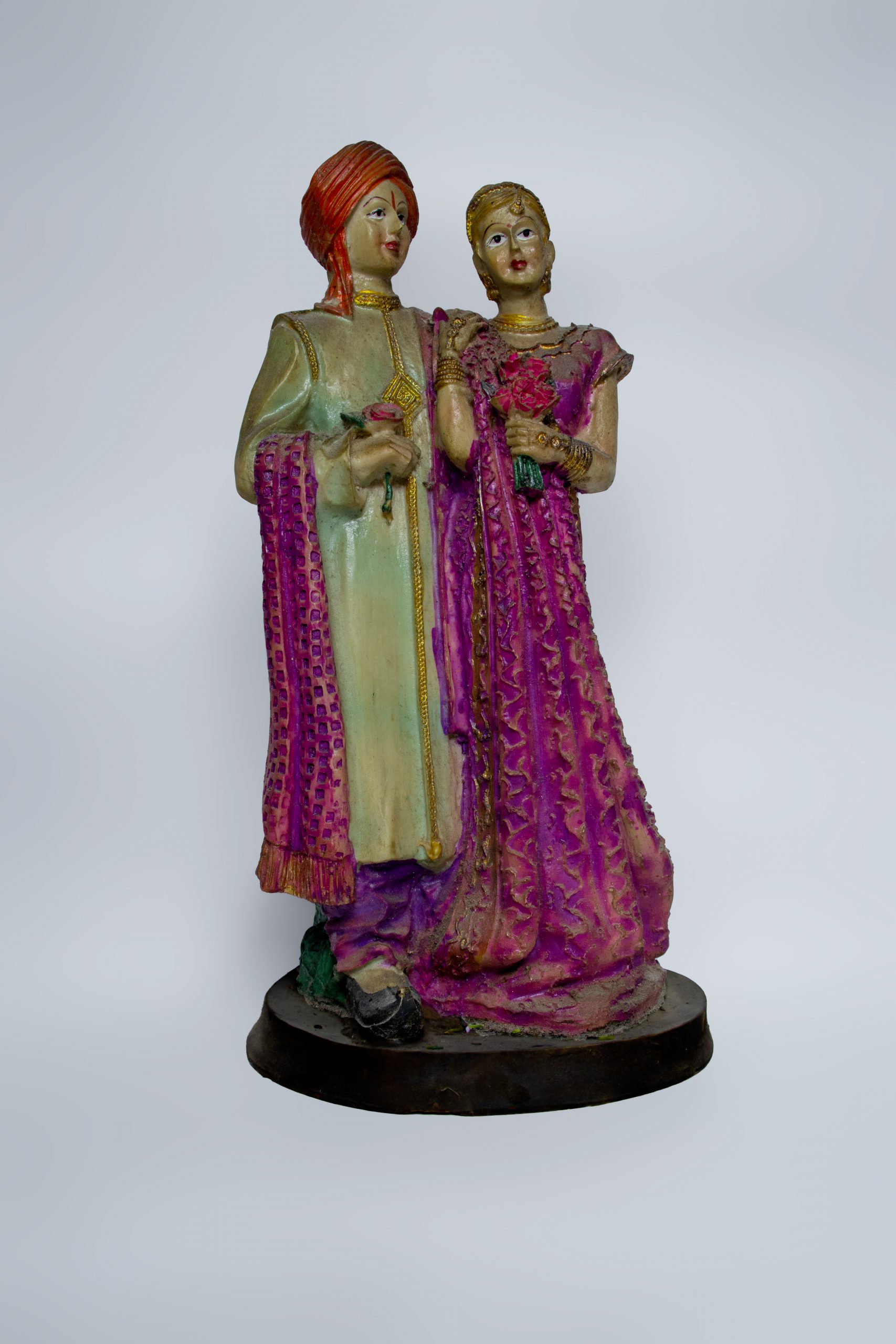 A statue of a couple