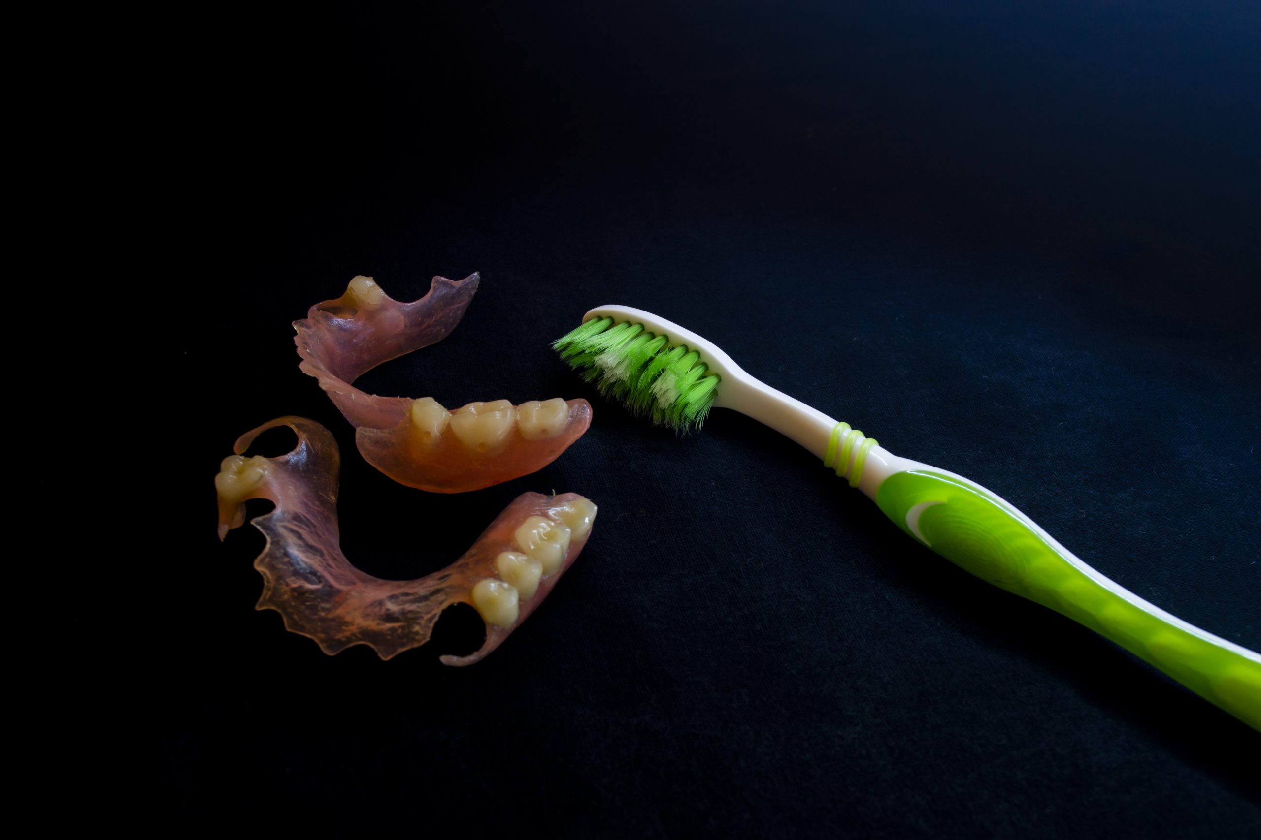 Artificial teeth and brush