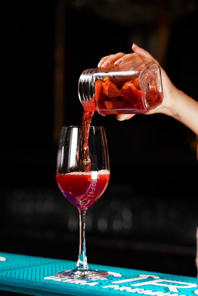 mixing wine PixaHive