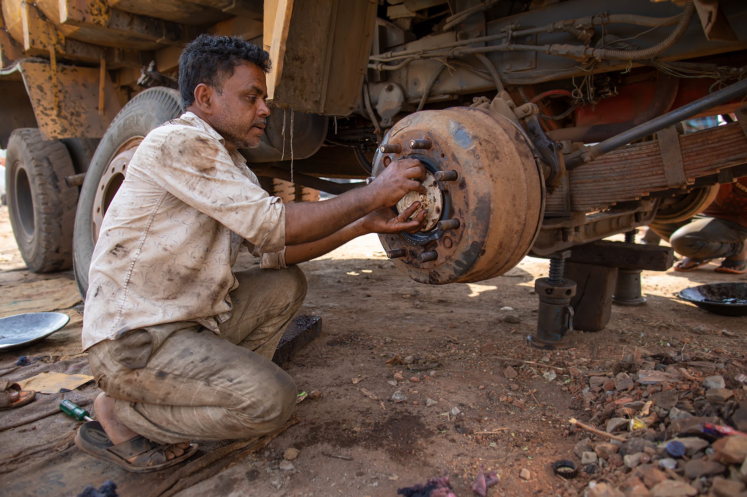 An auto mechanic changing tyre