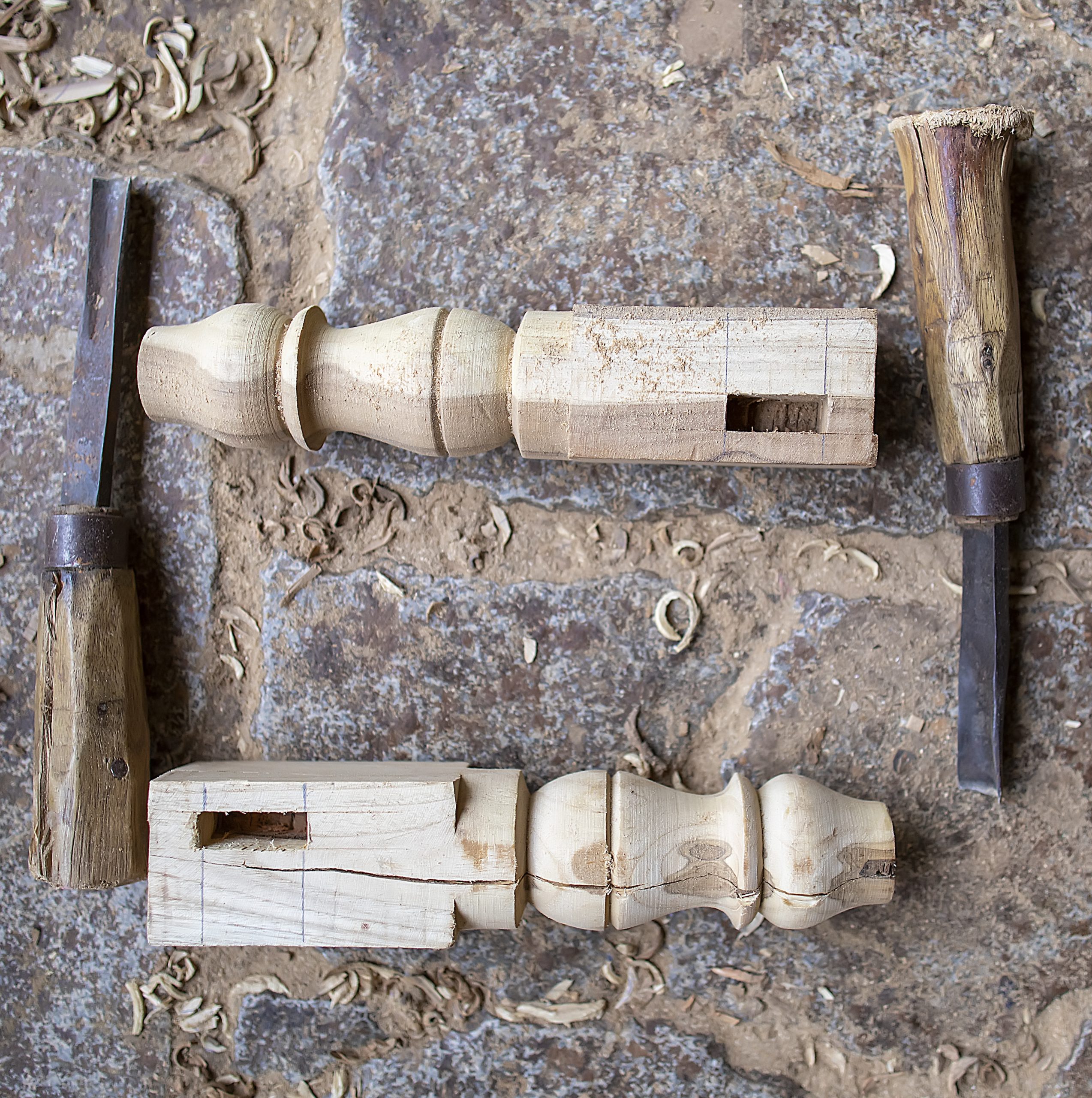 Carpenter tools and wooden pieces