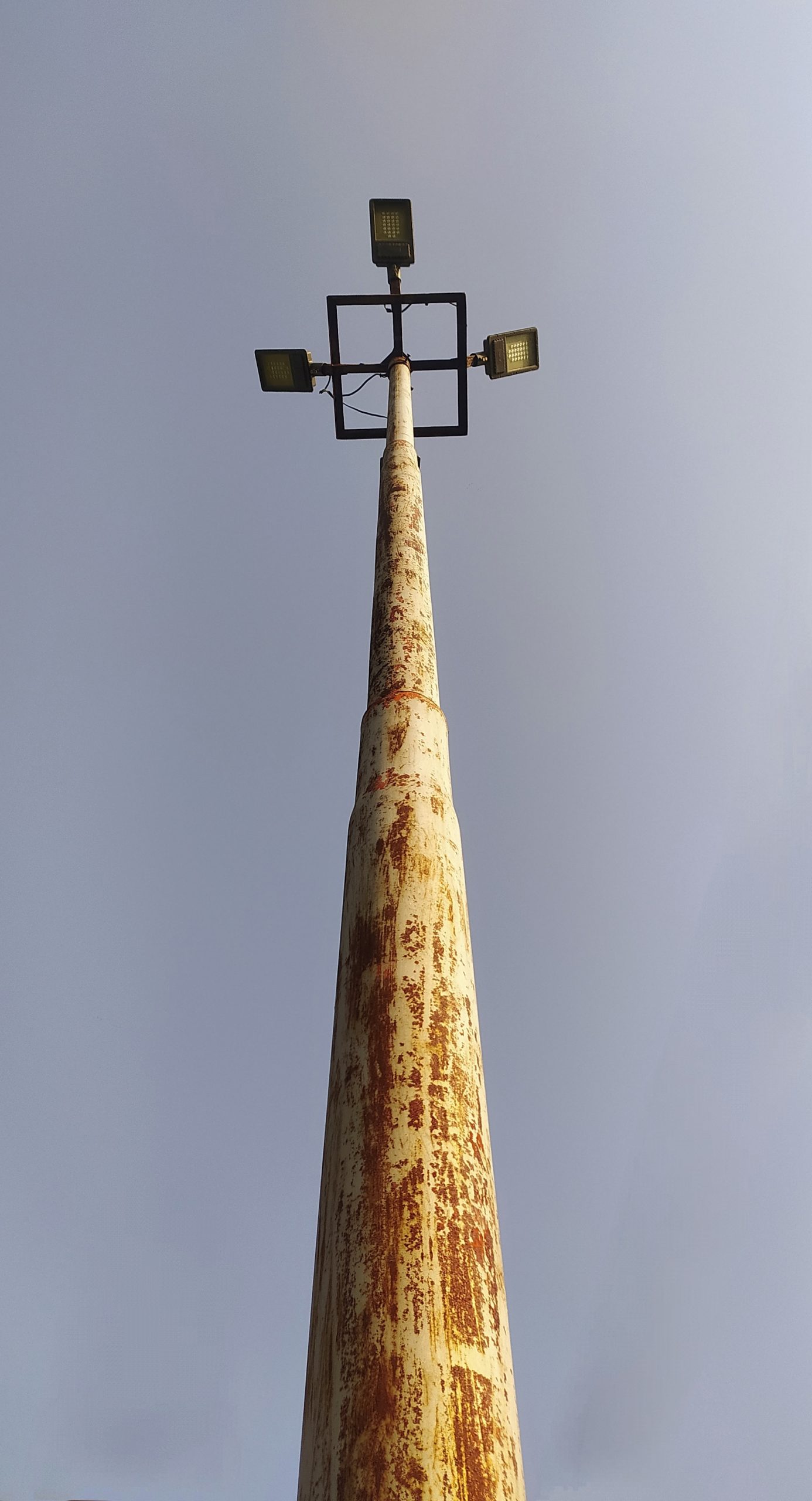 High mast lighting pole