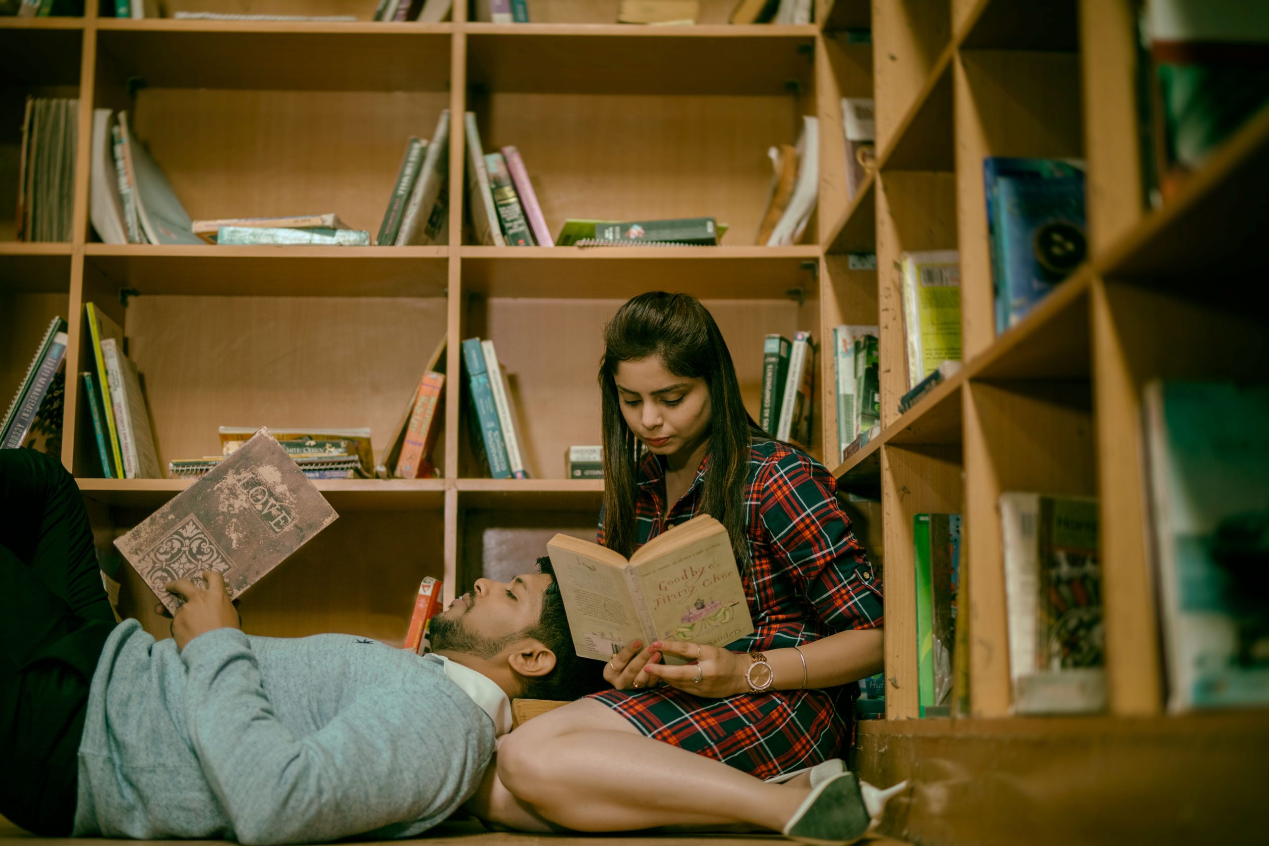 couple reading in library