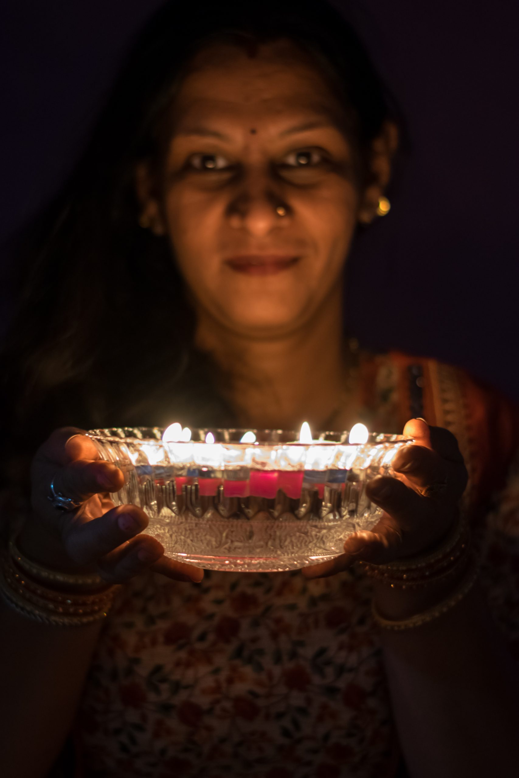 A woman with lamps bowl