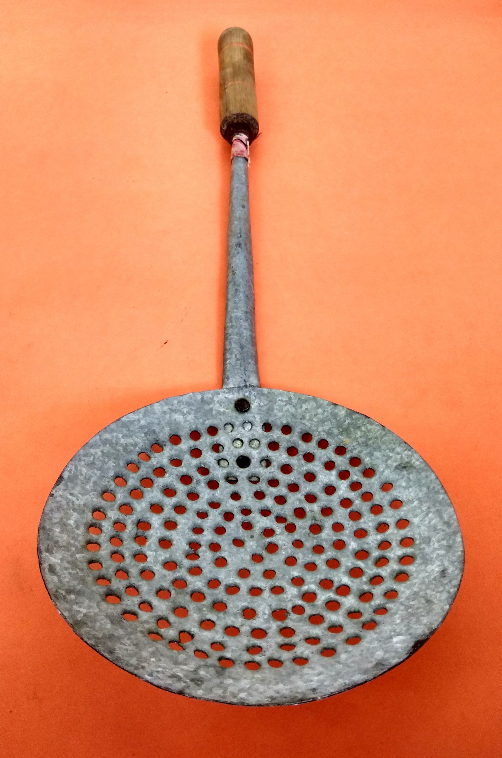 A long handle strainer