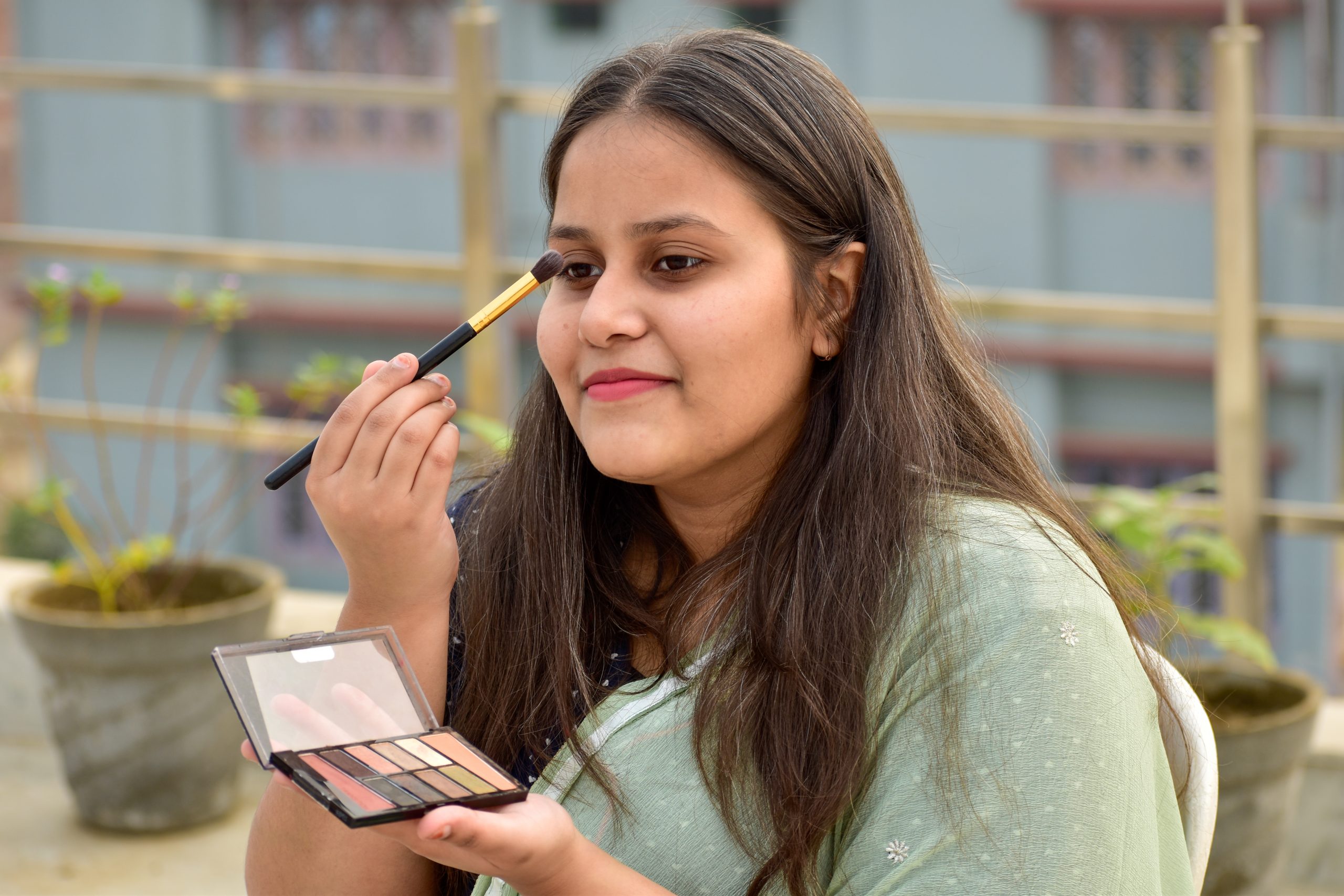 girl applying makeup