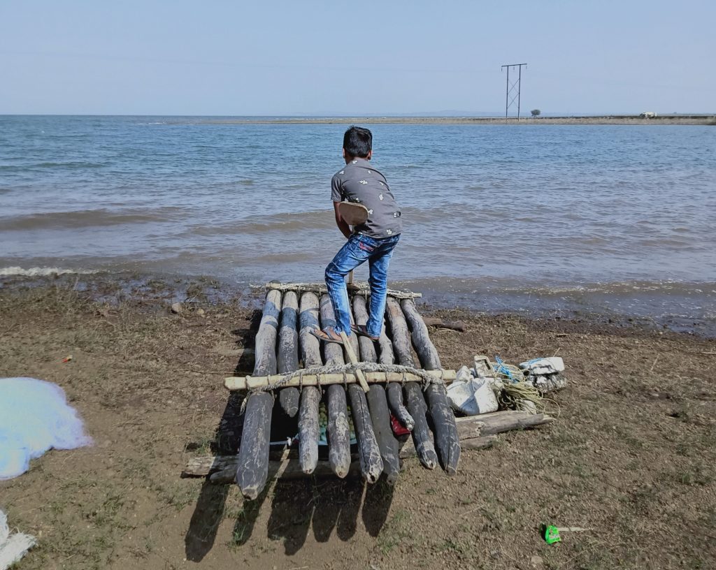 Kid on wooden boat - PixaHive