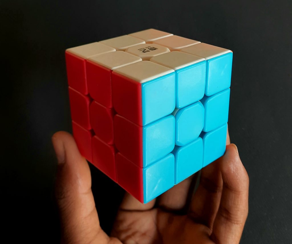 Kwadrant Planeet hoe Rubiks cube in hand - PixaHive
