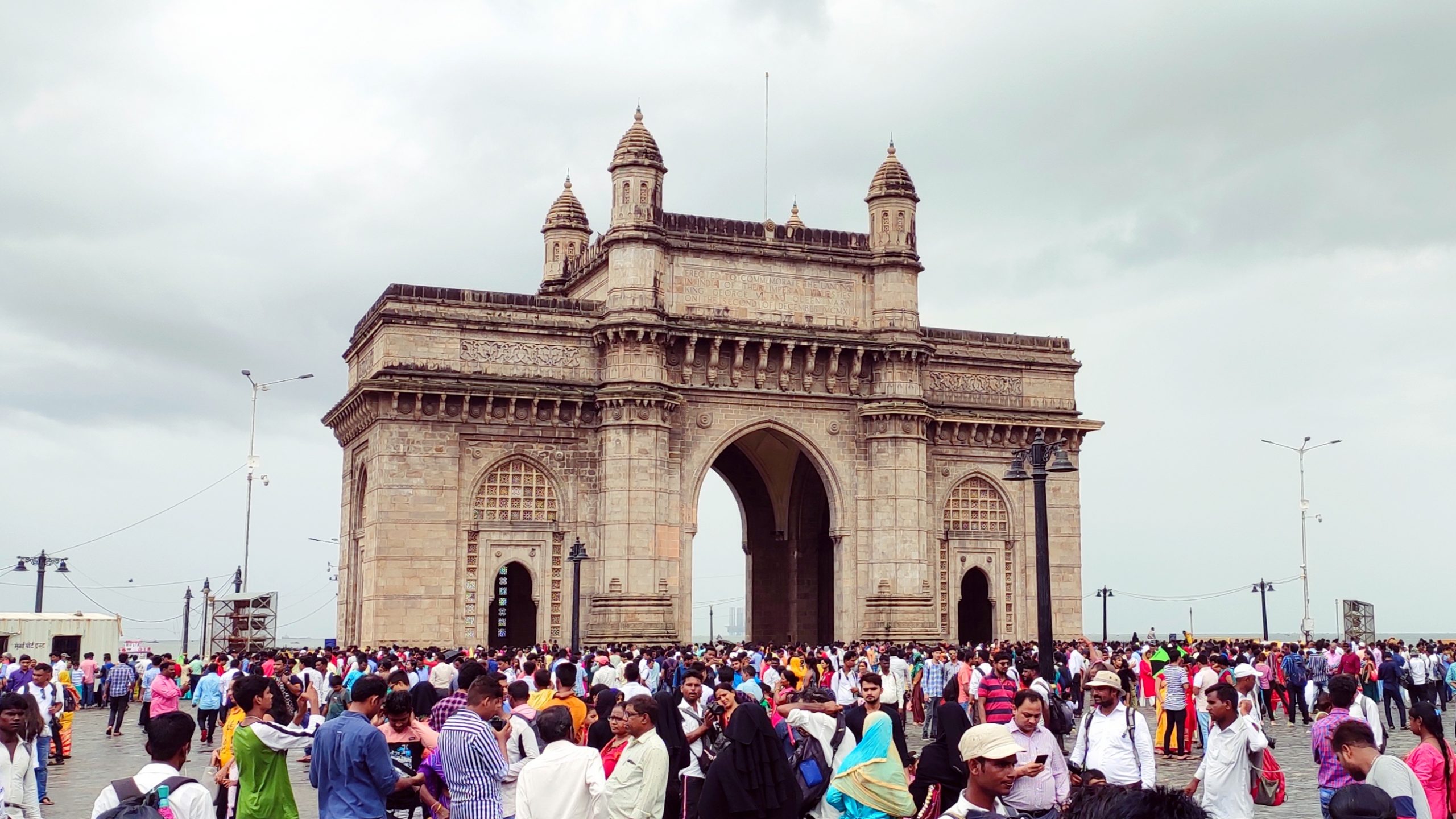 Crowd at gateway of India