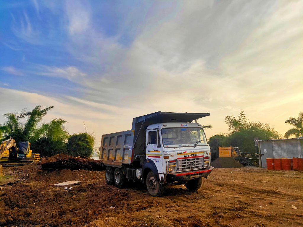 A dump truck - PixaHive