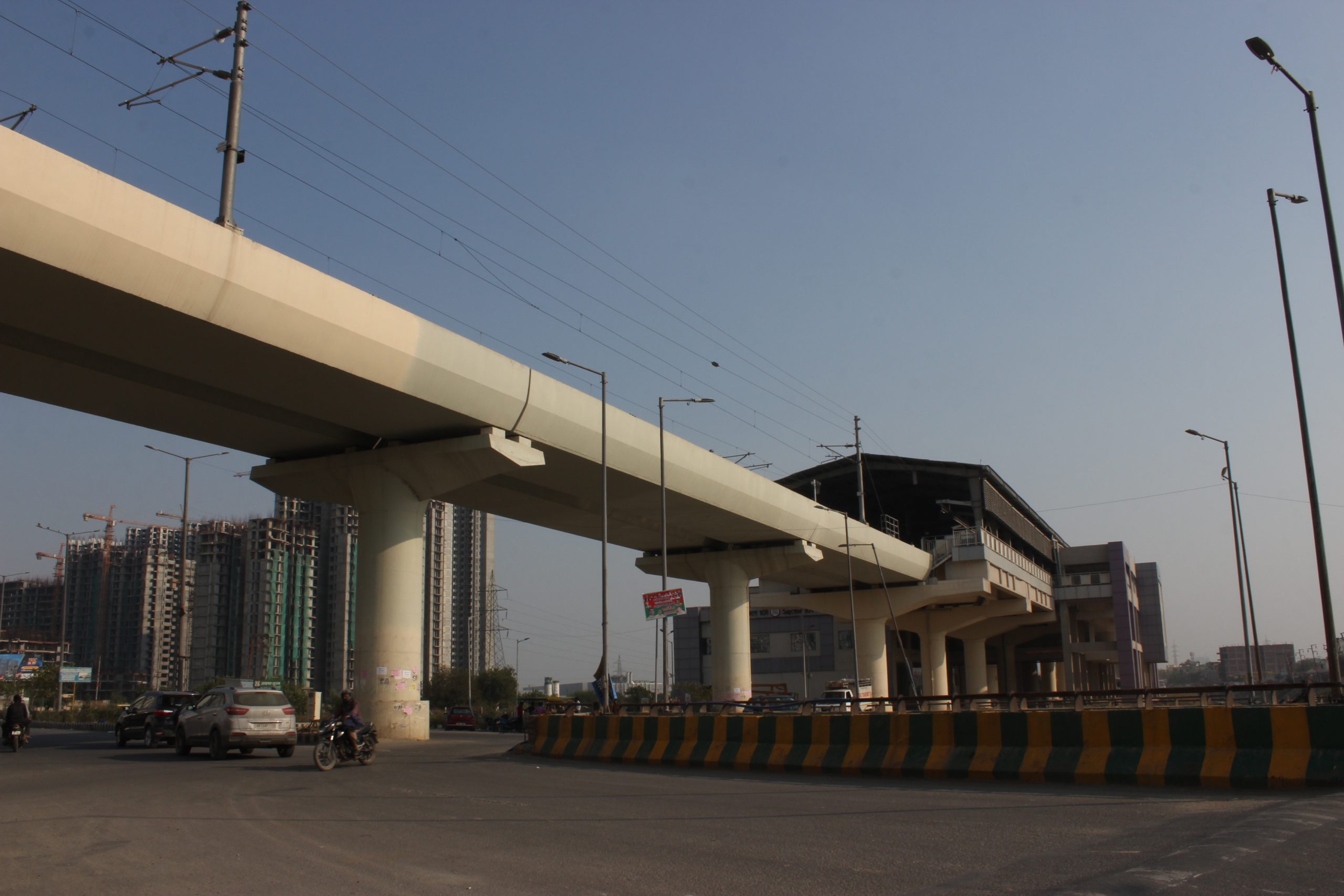 Traffic and metro bridge in Noida