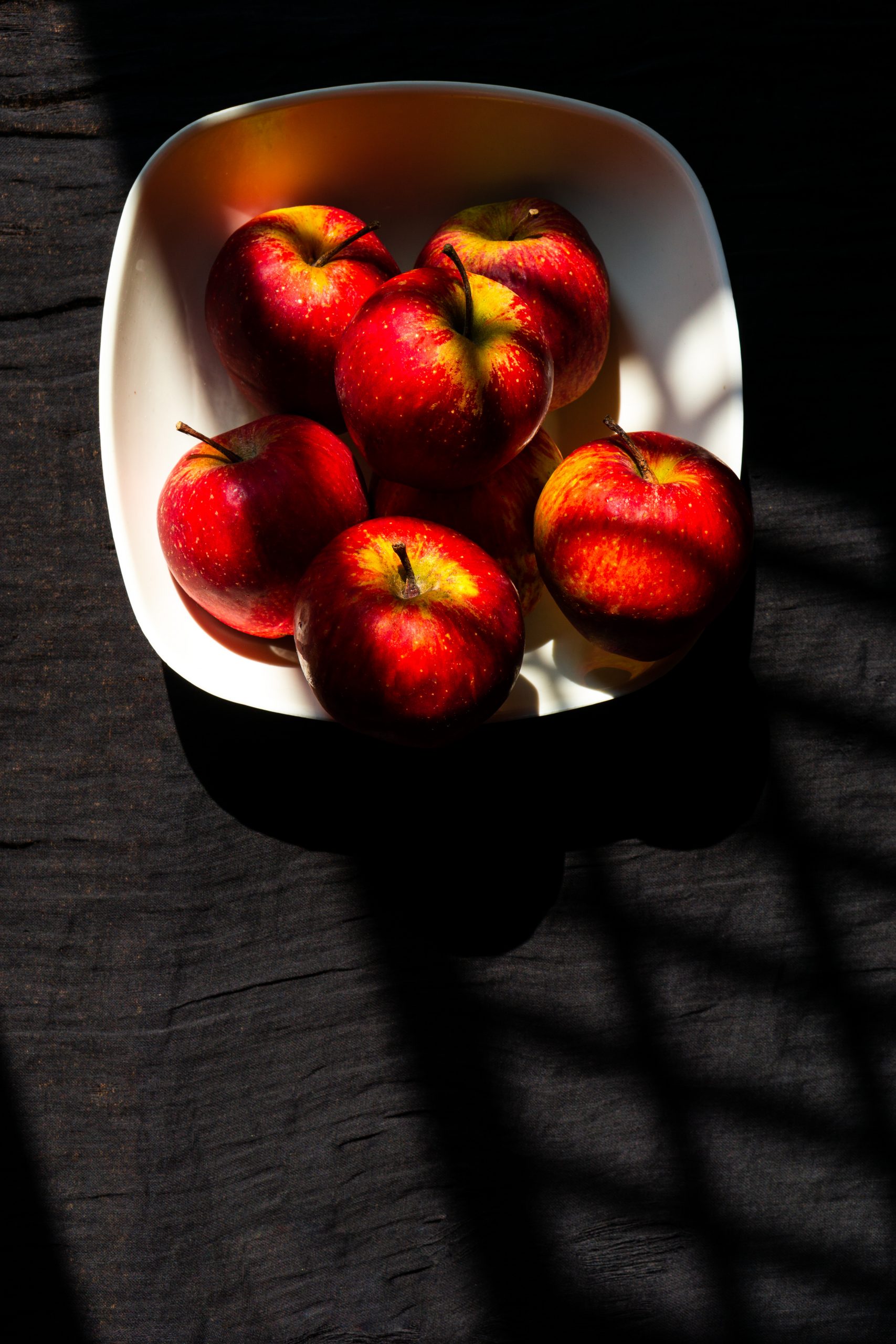 Apples in bowl