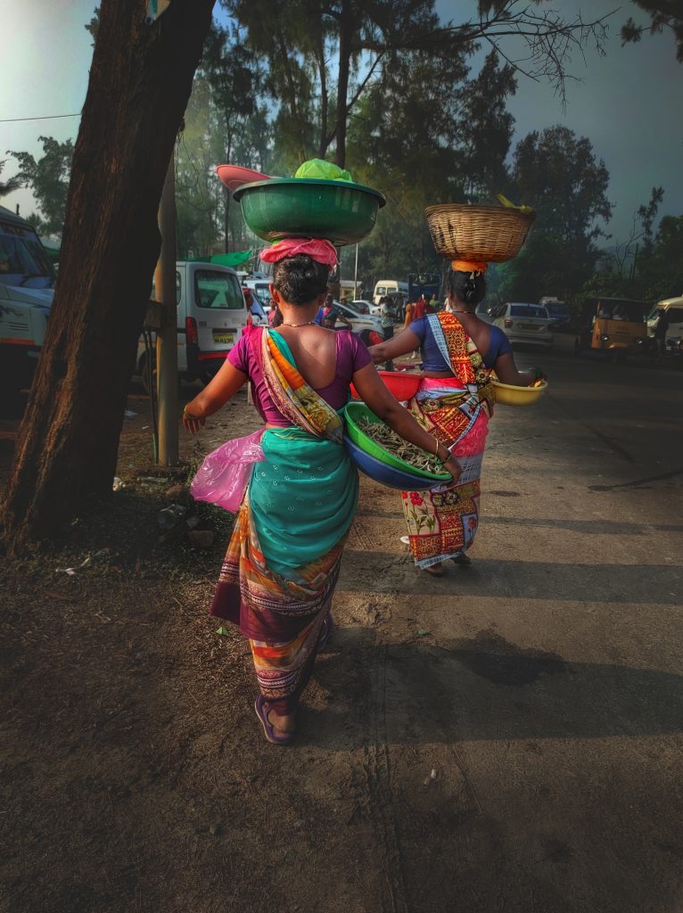 Woman with basket on head - PixaHive