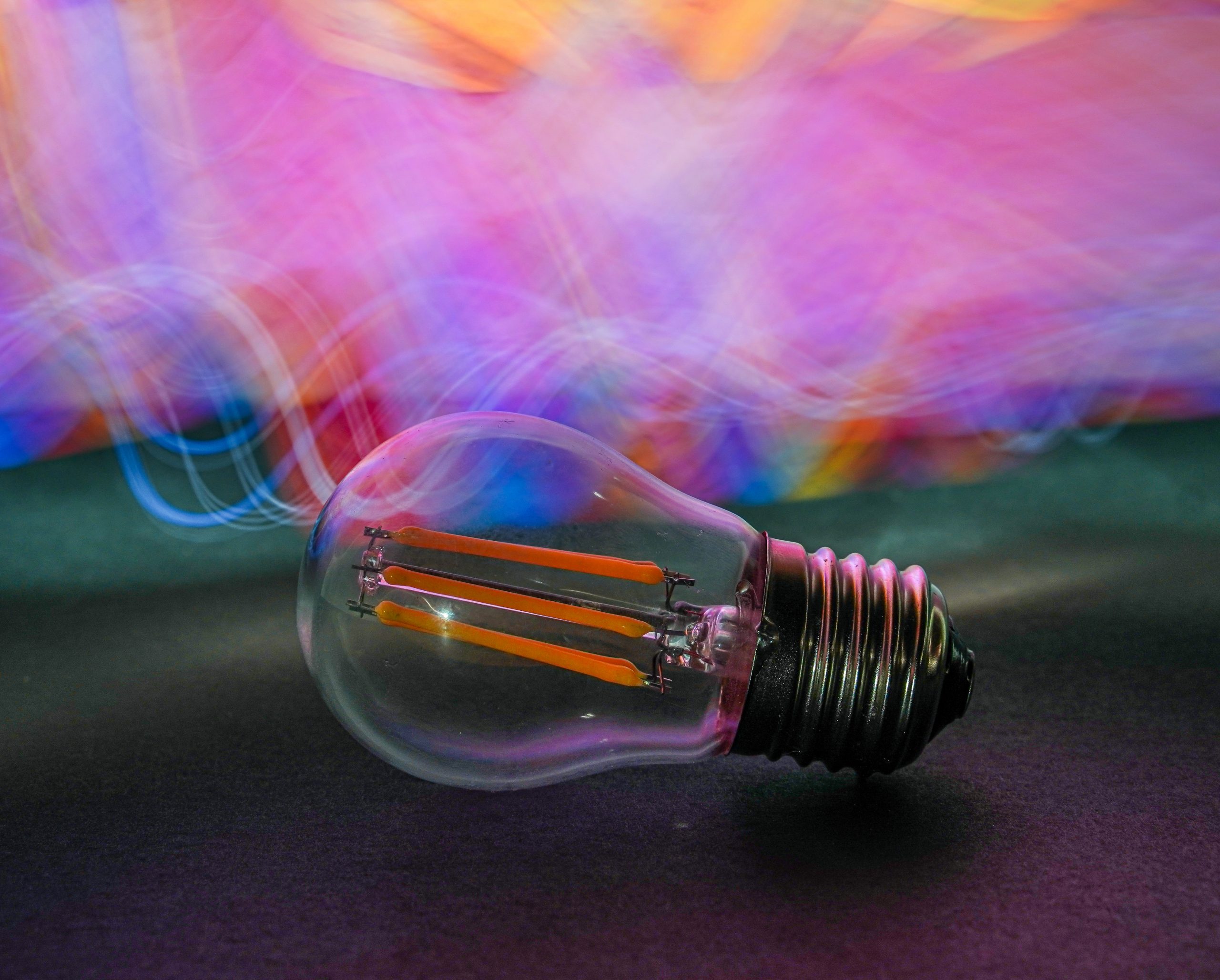 Light bulb with color reflection