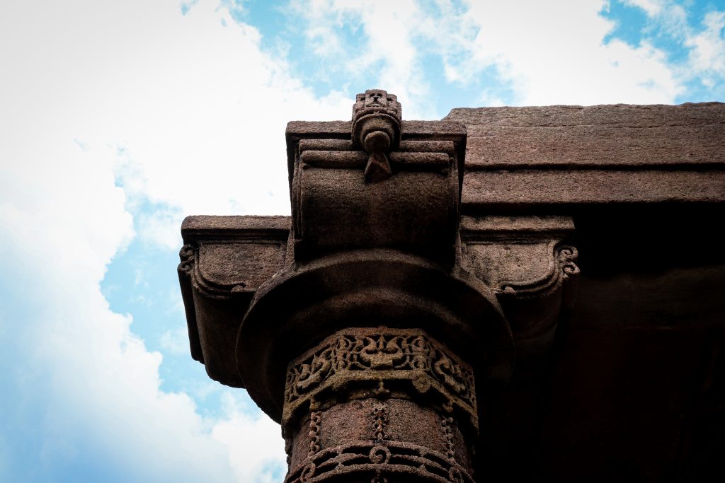 Pillar and roof of an old temple - PixaHive