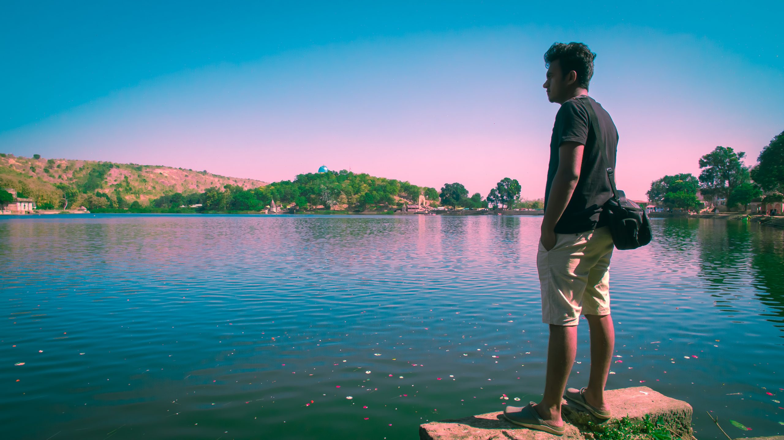 A tourist near a lake