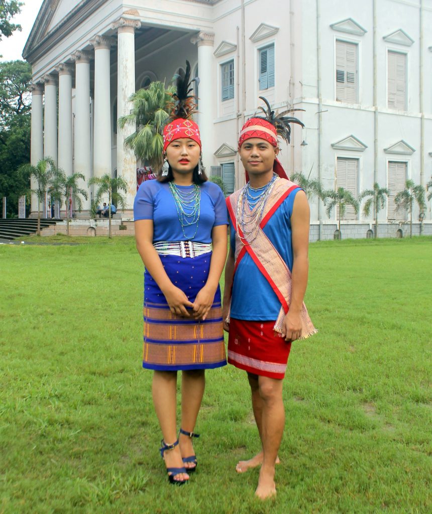 Couple in traditional dress - PixaHive