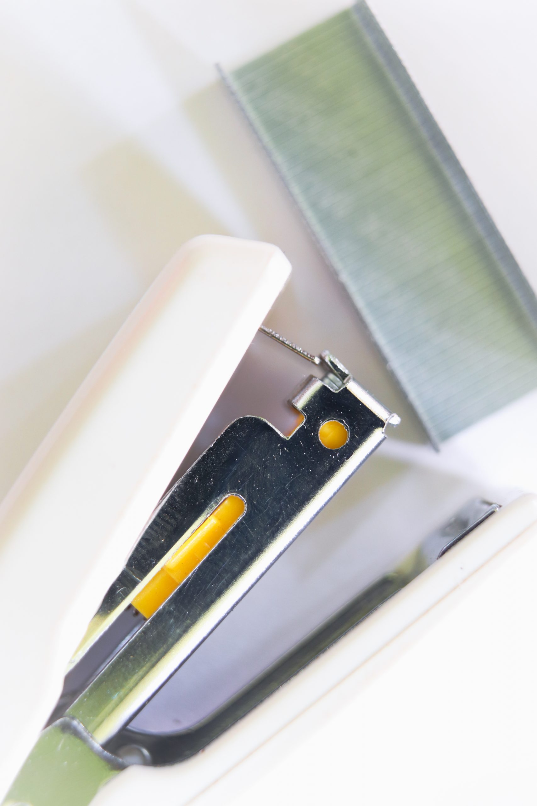 Portrait of the white stapler and pins