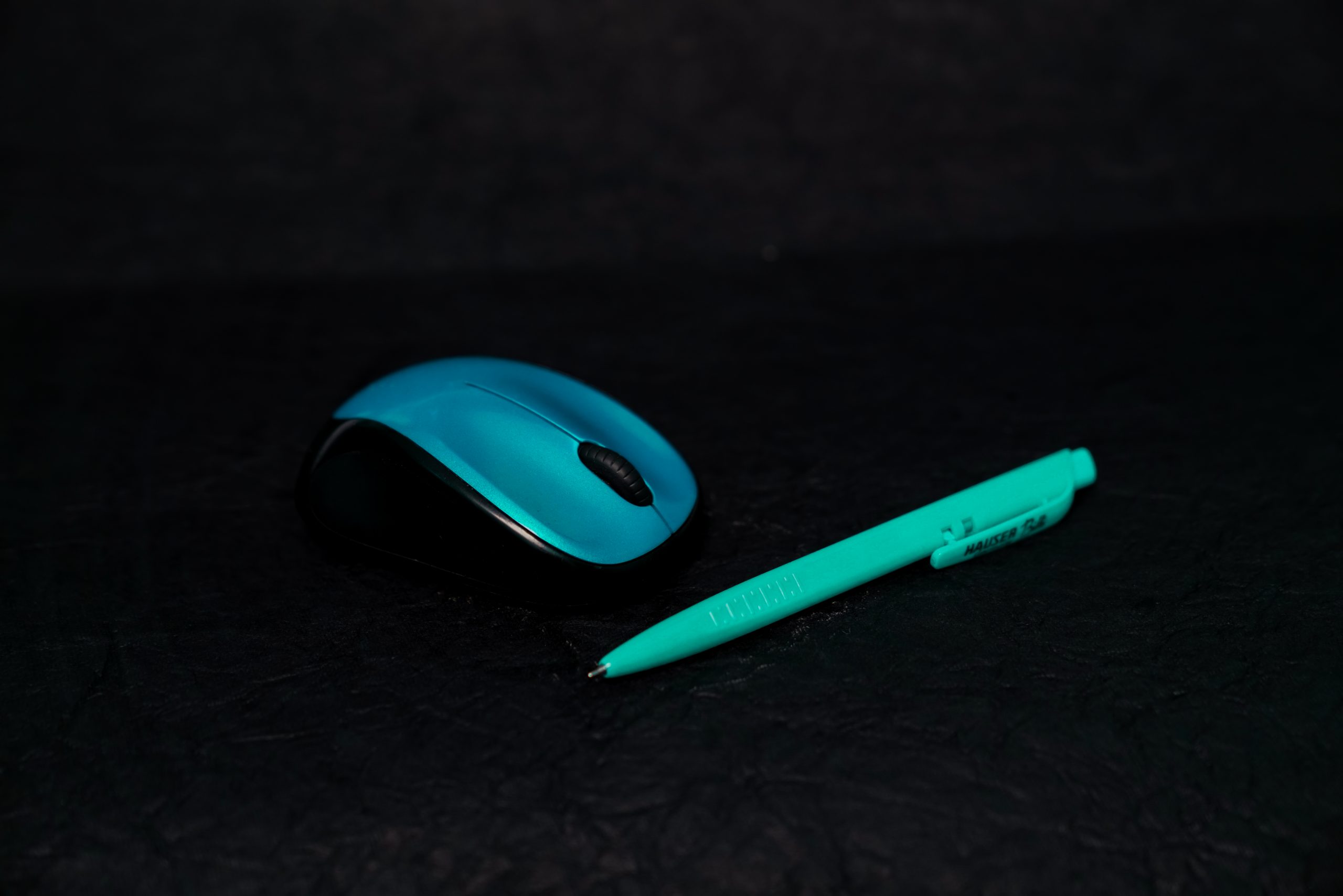 A computer mouse and pen