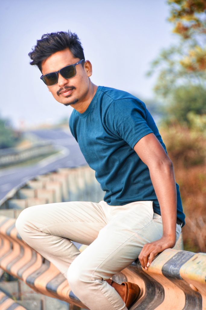 ROAD SIDE POSE IDEA 🔥😎 . @aexsmarty @photoshoot_poses_mh12 . . . . . #new  #behindthescenes #viral #photoshoot #photography #reels#... | Instagram