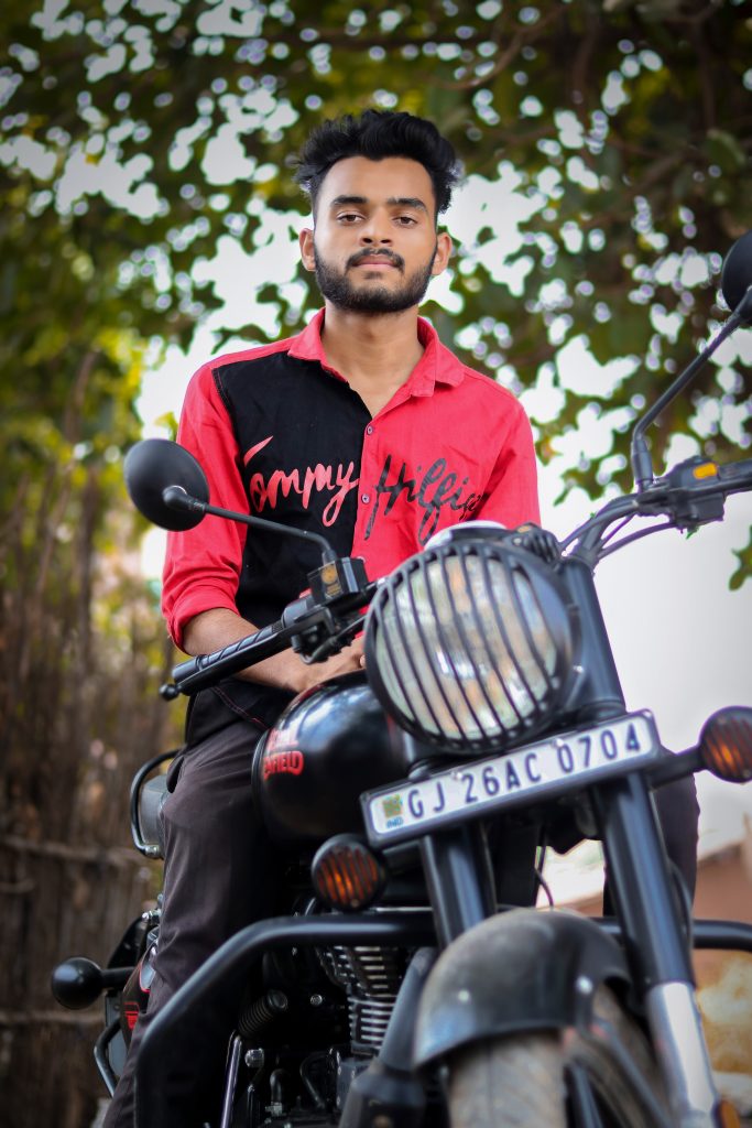 Photoshoot pose with bullet | pose with royal enfield | pose for boys -  YouTube