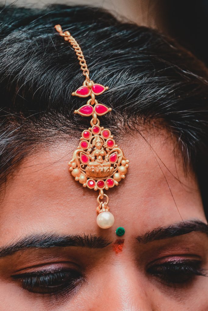 Jewelry on the girl's forehead PixaHive
