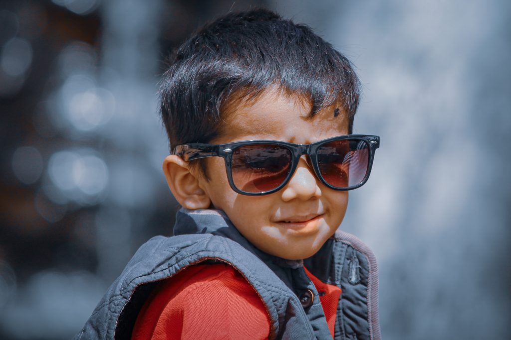 Kid wearing glares - PixaHive