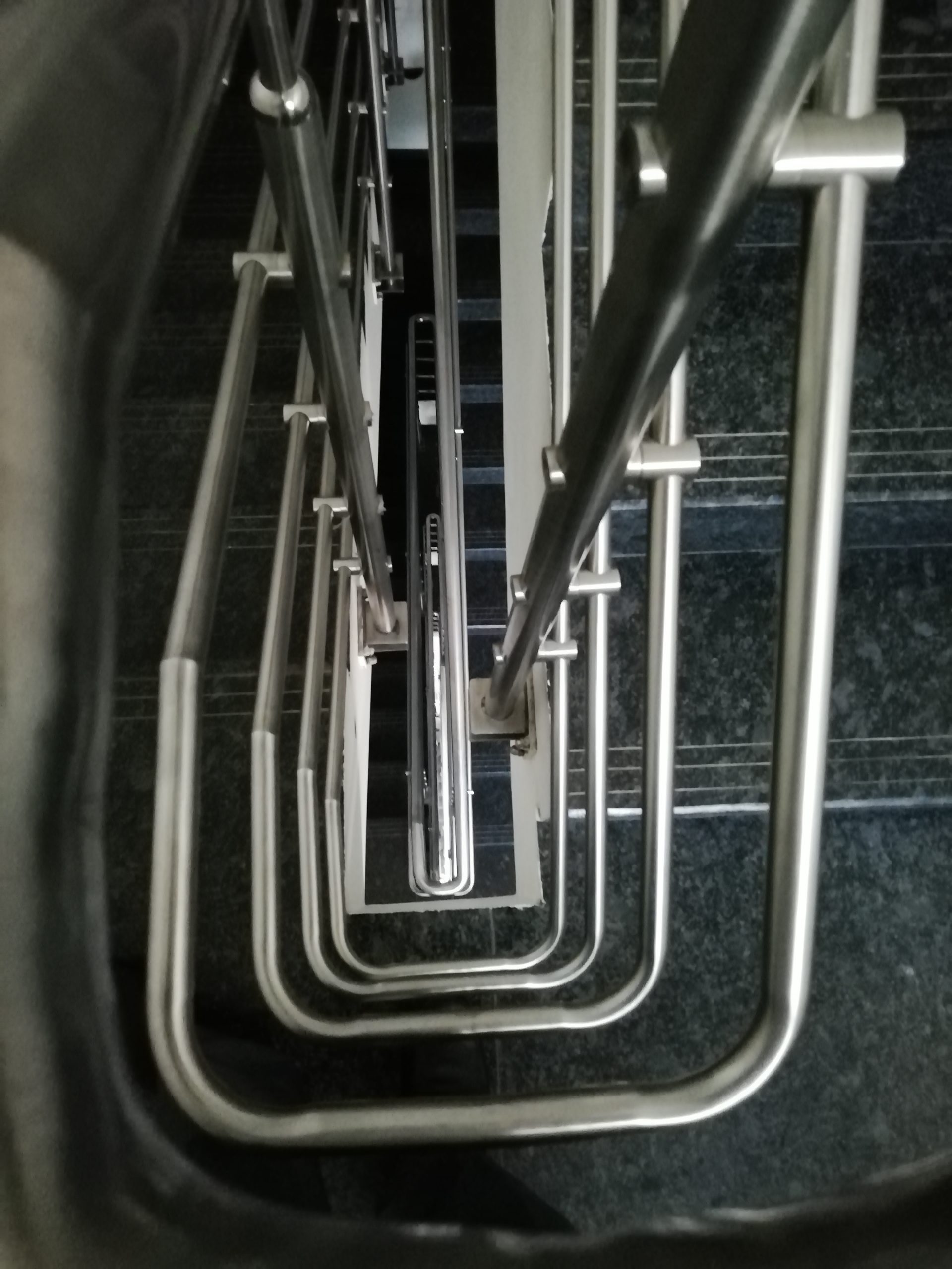 Metallic support railing