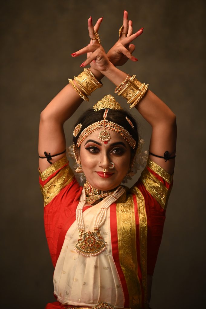 Image of bharatanatyam dancer performing on stage-DU224850-Picxy