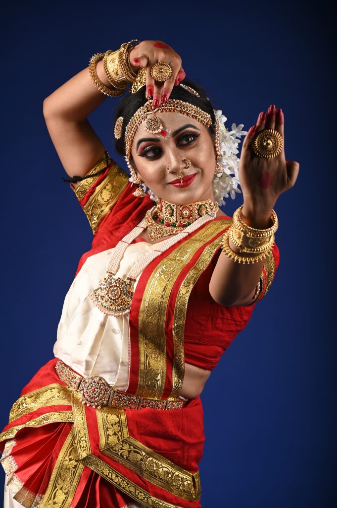 Dancer showing her expressions - PixaHive